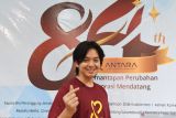 Aktor Angga Yunanda berpose ketika berkunjung ke Kantor Antara Jatim di Surabaya, Jawa Timur, Jumat (7/1/2022). Kunjungan tersebut dalam rangka promosi film Cinta Pertama, Kedua dan Ketiga.  Antara Jatim/Zabur Karuru