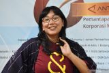  Sutradara Gina S Noer berpose ketika berkunjung ke Kantor Antara Jatim di Surabaya, Jawa Timur, Jumat (7/1/2022). Kunjungan tersebut dalam rangka promosi film Cinta Pertama, Kedua dan Ketiga.  Antara Jatim/Zabur Karuru