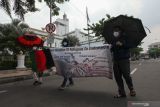 Sejumlah pengungsi Afghanistan berunjuk rasa di Surabaya, Jawa Timur, Kamis (6/1/2022). Mereka menuntut kejelasan untuk berangkat ke negara ketiga setelah lama tinggal di pengungsian. Antara Jatim/Didik Suhartono/zk