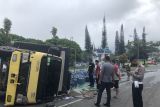 Hilang kendali, truk bermuatan air galon terbalik