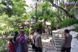 Aparat melakukan pengawasan prokes di tempat wisata Lombok Tengah
