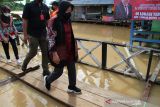 Mensos Serahkan Bantuan Pada Korban Banjir di Sembakung