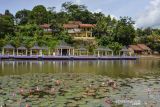 Suasana objek wisata Situ Wangi yang hampir rampung direvitalisasi di Desa Winduraja, Kabupaten Ciamis, Jawa Barat, Senin (10/1/2022). Pemerintah Provinsi Jawa Barat merevitalisasi kawasan Situ Wangi menjadi destinasi wisata multifungsi atau ekowisata untuk mendongkrak jumlah kunjungan wisatawan. ANTARA FOTO/Adeng Bustomi/agr