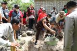Bupati Lampung Selatan bedah rumah warga Desa Taman Sari