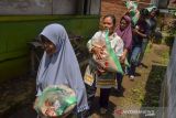 Sejumlah Keluarga Penerima Manfaat (KPM) membawa beras bansos Bantuan Pangan Non-Tunai (BPNT) di Lingkungan Citapen, Kelurahan Kertasari, Kabupaten Ciamis, Jawa Barat, Rabu (11/1/2022). Sejumlah KPM hanya menerima bantuan beras sebanyak 11 kg dari yang seharusnya 12 kg dan mereka menjualnya ke pasar dengan harga Rp7 ribu per kg karena tidak layak dikonsumsi. ANTARA FOTO/Adeng Bustomi/agr