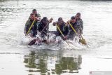 Prajurit Marinir mendayung perahu karet pada lomba dayung perahu karet jarak 400 m di kolam Bhumi Marinir Gedangan, Sidoarjo, Jawa Timur, Selasa (11/1/2022). Lomba dayung yang digelar dalam rangka memperingati HUT Ke-59 Brigif 2 Marinir tersbut diikuti ratusan prajurit marinir dengan tujuan untuk meningkatkan kemampuan setiap prajurit dalam bekerja sama dalam tim. Antara Jatim/Umarul Faruq/zk