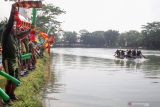 Prajurit Marinir mendayung perahu karet pada lomba dayung perahu karet jarak 400 m di kolam Bhumi Marinir Gedangan, Sidoarjo, Jawa Timur, Selasa (11/1/2022). Lomba dayung yang digelar dalam rangka memperingati HUT Ke-59 Brigif 2 Marinir tersbut diikuti ratusan prajurit marinir dengan tujuan untuk meningkatkan kemampuan setiap prajurit dalam bekerja sama dalam tim. Antara Jatim/Umarul Faruq/zk