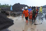 Tim SAR gabungan menemukan jenazah korban awan panas guguran (APG) erupsi Gunung Semeru di Kampung Renteng, Desa Sumberwuluh, Candipuro, Lumajang, Jawa Timur, Senin (10/1/2022). Tim SAR gabungan dan warga menemukan jenazah  di areal penambangan pasir. Antara Jatim/Seno/zk