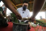  Bupati Kediri Hanindhito Himawan Pramana mengamati tanaman padi organik di Desa Tawang, Kediri, Jawa Timur, Selasa (11/1/2022). Sejumlah petani di daerah tersebut menanam padi secara organik pada lahan seluas 18 hektar kemudian hasil panen dipasarkan ke sejumlah pusat perbelanjaan dengan harga kompetitif sehingga dinilai lebih menguntungkan dari pada menanam padi non organik. ANTARA FOTO/Prasetia Fauzani/ANTARA FOTO/Prasetia Fauzani (ANTARA FOTO/Prasetia Fauzani)