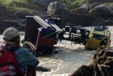 Warga memperhatikan truk yang hanyut diterjang banjir bandang Sungai Kaligung, Desa Danawarih, Kabupaten Tegal, Jawa Tengah, Selasa (11/1/2022). Truk pengangkut galian C pasir dan batu tersebut terseret banjir bandang Sungai Kaligung mencapai 150 meter dan mengakibatkan dua awak truk tewas tenggelam. ANTARA FOTO/Oky Lukmansyah/foc.