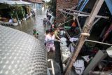 Warga mengisi air bersih yang disalurkan dari truk tangki di Desa Kedungringin Tengah, Beji, Pasuruan, Jawa Timur, Rabu (12/1/2022). Bantuan dari pemerintah daerah setempat itu ditujukan kepada warga yang kesulitan air bersih akibat banjir. Antara Jatim/Umarul Faruq/zk