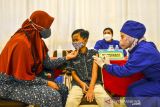 Tenaga kesehatan menyuntikan vaksin Sinovac kepada seorang anak di Graha Asia Plaza, Kota Tasikmalaya, Jawa Barat, Rabu (12/1/2022). Kementerian Kesehatan menargetkan vaksinasi COVID-19 untuk anak usia 6-11 tahun sebanyak 26,5 juta dan nantinya akan dijadikan syarat penerimaan murid baru di sejumlah daerah. ANTARA FOTO/Adeng Bustomi/agr