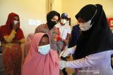 Petugas kesehatan mempersiapkan cairan vaksin saat penyuntikan dosis pertama kepada pengungsi etnis Rohingya di penampungan sementara, Desa Meunasah Mee, Lhokseumawe, Aceh, Rabu (12/1/2022). Vaksinasi 95 orang dari 105 warga Rohingya yang terdampar diperairan laut Aceh pada Sabtu (25/12/2021) itu untuk mencegah penularan dan penyebaran virus dan menjaga setiap individu mereka tetap aman dan sehat.ANTARA FOTO/Rahmad