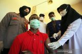 Petugas kesehatan mempersiapkan cairan vaksin saat penyuntikan dosis pertama kepada pengungsi etnis Rohingya di penampungan sementara, Desa Meunasah Mee, Lhokseumawe, Aceh, Rabu (12/1/2022). Vaksinasi 95 orang dari 105 warga Rohingya yang terdampar diperairan laut Aceh pada Sabtu (25/12/2021) itu untuk mencegah penularan dan penyebaran virus dan menjaga setiap individu mereka tetap aman dan sehat.ANTARA FOTO/Rahmad