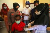 Petugas kesehatan mempersiapkan cairan vaksin saat penyuntikan dosis pertama kepada pengungsi etnis Rohingya di penampungan sementara, Desa Meunasah Mee, Lhokseumawe, Aceh, Rabu (12/1/2022). Vaksinasi 95 orang dari 105 warga Rohingya yang terdampar diperairan laut Aceh pada Sabtu (25/12/2021) itu untuk mencegah penularan dan penyebaran virus dan menjaga setiap individu mereka tetap aman dan sehat.ANTARA FOTO/Rahmad