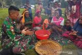 Satgas TNI Yonif 412 melatih perempuan Papua membuat keripik-donat