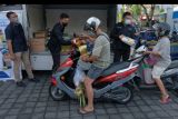 Warga mengantre membeli minyak goreng dan gula saat operasi pasar di Pasar Kreneng, Denpasar, Bali, Kamis (13/1/2022). Operasi pasar oleh Dinas Perindustrian dan Perdagangan (Disperindag) Provinsi Bali, Bulog dan Polda Bali itu diselenggarakan untuk menjaga kestabilan harga minyak goreng dan gula di tingkat konsumen dengan menyediakan minyak goreng seharga Rp19.500 per liter sedangkan di pasaran Rp21.000 per liter. ANTARA FOTO/Nyoman Hendra Wibowo/nym.