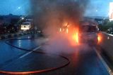 Satu unit angkutan kota terbakar di jembatan layang Makassar