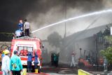 Petugas pemadam kebakaran berusaha memadamkan api yang membakar pabrik sepatu dan sandal di kawasan Buduran, Sidoarjo, Jawa Timur, Kamis (13/1/2022). Sebanyak sembilan unit mobil Pemadam Kebakaran (PMK) dikerahkan ke lokasi tersebut dan belum diketahui penyebabnya. Antara Jatim/Umarul Faruq/zk