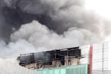 Kepulan asap keluar dari lokasi terbakarnya pabrik sepatu dan sandal di kawasan Buduran, Sidoarjo, Jawa Timur, Kamis (13/1/2022). Sebanyak sembilan unit mobil Pemadam Kebakaran (PMK) dikerahkan ke lokasi tersebut dan belum diketahui penyebabnya. Antara Jatim/Umarul Faruq/zk