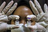 Petugas kesehatan menunjukkan vaksin Pfizer untuk dosis ketiga (booster) di Pusdai, Bandung, Jawa Barat, Kamis (13/1/2022). Sedikitnya 200 ribu masyarakat Kota Bandung yang masuk kelompok prioritas seperti lansia ditargetkan menerima vaksinasi booster Pfizer ataupun AstraZeneca. ANTARA FOTO/Novrian Arbi/agr