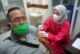 Petugas kesehatan menyuntikkan vaksin COVID-19 dosis ketiga (booster) untuk warga lanjut usia (lansia) di Puskesmas Semplak, Kota Bogor, Jawa Barat, Kamis (13/1/2022). Sebanyak 25 puskesmas dan 68 kelurahan di Kota Bogor menjadi lokasi pelaksanaan vaksinasi booster untuk masyarakat kategori lansia dan pelayan publik dengan target sebanyak 112.689 warga. ANTARA FOTO/Arif Firmansyah/hp.
