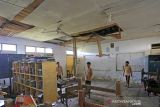Sejumlah siswa berada di ruang perpustakaan yang rusak di SDN 2 Pawidean, Jatibarang, Indramayu, Jawa Barat, Jumat (14/1/2022). Sebanyak tiga ruang kelas dan satu ruang perpustakaan di sekolah itu plafonnya roboh serta kondisi atapnya rapuh dan tidak layak digunakan. ANTARA FOTO/Dedhez Anggara/agr