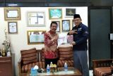 Kepala Biro Perum LKBN ANTARA Biro Jawa Timur Slamet Hadi Purnomo (kiri)  bertukar cinderamata dengan Kepala Dinas Kominfo Kabupaten Pasuruan Syaifudin Ahmad  di Pasuruan, Jumat (14/1/2022). ANTARA dan Diskominfo Kabupaten Pasuruan bersepakat untuk meningkatkan kerja sama, utamanya dalam bidang diseminasi informasi hasil pembangunan kepada masyarakat. Antarajatim/HO-Diskominfo Kabupaten Pasuruan