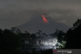 Gunung Merapi luncurkan enam guguran lava pijar sejauh 2 km