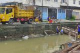 Ratusan petugas diturunkan bersihkan aliran sungai di Palembang