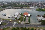 Foto udara kapal yacth sandar di Pantai Marina Boom, Banyuwangi, Jawa Timur, Sabtu (14/1/2022). PT Pelindo mempercepat pembangunan Marina Boom Banyuwangi untuk menyambut dua event yakni Wonderful Sail Indonesia dan Fremantle to Boom yang akan digelar di Banyuwangi tahun ini. Antara Jatim/Budi Candra Setya/zk