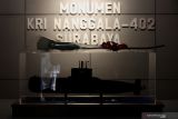 Miniatur KRI Nanggala-402 terpajang di dalam Monumen KRI Nanggala-402 saat diresmikan di Koarmada II, Surabaya, Jawa Timur, Sabtu (15/1/2022).  Kepala Staf Angkatan Laut Laksamana TNI Yudo Margono meresmikan monumen yang dibangun dengan  ukuran berskala satu banding satu dan di dalamnya menggambarkan sejarah pengabdian KRI Nanggala-402 selama bertugas untuk mengenang gugurnya 53 awak kapal selam KRI Nanggala-402. Antara Jatim/Didik Suhartono/zk