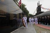 Kepala Staf Angkatan Laut Laksamana TNI Yudo Margono (kiri) meletakkan karangan bunga di Monumen KRI Nanggala-402 usai diresmikan di Koarmada II, Surabaya, Jawa Timur, Sabtu (15/1/2022). Monumen yang dibangun dengan  ukuran berskala satu banding satu dan di dalamnya menggambarkan sejarah pengabdian KRI Nanggala-402 selama bertugas itu untuk mengenang gugurnya 53 awak kapal selam KRI Nanggala-402. Antara Jatim/Didik Suhartono/zk