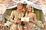 Pasangan Vidi Aldiano dan Sheila Dara Aish resmi jadi suami istri