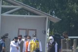 Wakil Presiden Ma'ruf AminÂ (kiri) didampingi Kepala Badan Nasional Penanggulangan Bencana Suharyanto (kedua kiri) Gubernur Jawa Timur Khofifah Indar Parawansa (kanan) Bupati Lumajang Thoriqul Haq (ketiga kiri) meninjau lokasi hunian sementara (Huntara) warga terdampak awan panas guguran (APG) Gunung Semeru di Desa Sumbermujur, Candipuro, Lumajang, Jawa Timur, Jumat (14/1/2022). Dalam kunjungan tersebut Wakil Presiden meninjau lokasi Huntara penyintas APG Gunung Semeru yang ditargetkan bisa ditempati sebelum Lebaran Idul Fitri 2022. Antara Jatim/Seno/zk
