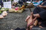 Seorang budayawan memegang dupa saat aksi Save Sesajen Damai untuk Tradisi Nusantara di depan Monumen Perjuangan Rakyat, Bandung, Jawa Barat, Minggu (16/1/2022). Aksi tersebut dilakukan sebagai respon damai terhadap peristiwa perusakan sesajen di Gunung Semeru yang dianggap menciderai salah satu simbol kebhinekaan dan tradisi rasa syukur masyarakat adat nusantara yang sudah ada sejak dulu. ANTARA FOTO/Novrian Arbi/agr