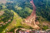 Foto udara bencana longsor yang terjadi Desa Ciherang, Sumedang Selatan, Kabupaten Sumedang, Jawa Barat, Minggu (16/1/2022). Longsor dari tebing setinggi 150 meter pada Sabtu (15/1/2022) itu mengakibatkan dua hektare lahan persawahan tertimbun tanah dan warga satu RT di dusun tersebut terpaksa mengungsi. ANTARA FOTO/Raisan Al Farisi/agr