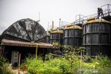 Petugas melakukan perawatan instalasi pengolahan limbah menjadi bio gas di Dusun Giriharja, Desa Kebonjati, Sumedang Utara, Kabupaten Sumedang, Jawa Barat, Minggu (16/1/2022). Instalasi yang mengolah limbah dari sembilan pabrik tahu di dusun tersebut mampu memberikan layanan bio gas kepada 65 rumah serta mengurai limbah tahu menjadi tidak berbau. ANTARA FOTO/Raisan Al Farisi/agr