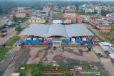 Foto udara Pasar Rakyat di Bangko, Merangin, Jambi, Minggu (16/1/2022). Pasar yang dibangun menggunakan dana APBN Rp7 miliar itu hanya ditempati selama beberapa bulan oleh pedagang usai diresmikan pada Januari 2018 dan kini terbengkalai. ANTARA FOTO/Wahdi Septiawan/rwa.