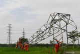 Petugas Perusahaan Listrik Negara (PLN) membenahi tower listrik Saluran Udara Tegangan Tinggi (SUTT) yang roboh akibat angin kencang di Dolopo, Kabupaten Madiun, Jawa Timur, Senin (17/1/2022). Bencana angin kencang yang terjadi di wilayah tersebut mengakibatkan sebuah tower listrik SUTT roboh, puluhan rumah rusak dan ratusan pohon tumbang pada Minggu (16/1). Antara Jatim/Siswowidodo/zk