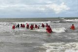 Basarnas evakuasi dua jenazah remaja tenggelam di Pantai Angin Mamiri Makassar