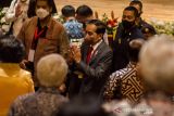 Presiden Joko Widodo (tengah) menyapa sejumlah tamu undangan usai menyampaikan Presidential Lecture (kuliah Umum) pada puncak Dies Natalies ke-67 Universitas Katolik Parahyangan (Unpar) di Auditorium Gedung Pusat Pembelajaran Arntz-Geise (PPAG) Unpar, Bandung, Jawa Barat, Senin (17/1/2022). Selain memberi kuliah umum yang mengangkat tema Pancasila Kekuatan Rakyat dan Keindahan Tradisi tersebut, Presiden Joko Widodo meresmikan gedung Pusat Pembelajaran Arntz-Geise (PPAG) kampus Unpar. ANTARA FOTO/Novrian Arbi/agr
