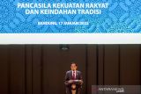 Presiden Joko Widodo menyampaikan Presidential Lecture (kuliah Umum) pada puncak Dies Natalies ke-67 Universitas Katolik Parahyangan (Unpar) di Auditorium Gedung Pusat Pembelajaran Arntz-Geise (PPAG) Unpar, Bandung, Jawa Barat, Senin (17/1/2022). Selain memberi kuliah umum yang mengangkat tema Pancasila Kekuatan Rakyat dan Keindahan Tradisi tersebut, Presiden Joko Widodo meresmikan gedung Pusat Pembelajaran Arntz-Geise (PPAG) kampus Unpar. ANTARA FOTO/Novrian Arbi/agr
