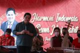 Menteri BUMN Erick Thohir (kedua kiri) memberi sambutan kepada warga kampung Kapasan Dalam, Surabaya, Jawa Timur, Minggu (16/1/2022). Kunjungannya tersebut untuk meninjau langsung kawasan wisata kampung pecinan di Kapasan Dalam sekaligus bertemu dengan warga kampung tersebut. Antara Jatim/Didik Suhartono/zk