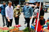 Presiden Jokowi bagikan bantuan untuk pedagang di Pasar Sederhana Bandung
