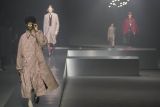 Fendi tampilkan siluet feminin di Milan  Men's Fashion Week