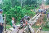 Satgas Pamtas RI-Malaysia bantu perbaiki jembatan warga di Perbatasan Kalbar