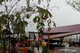 Sejumlah rumah makan di pesisir Pantai Galesong Takalar rusak karena cuaca ekstrem