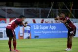 Pesepak bola Bali United Rahmat (kiri) berselebrasi dengan rekannya Lerby Eliandry (kanan) usai mencetak gol ke gawang Persita Tangerang saat pertandingan Liga 1 di Stadion I Gusti Ngurah Rai, Denpasar, Bali, Senin (17/1/2022). Bali United kalahkan Persita Tangerang dengan skor 2-0. ANTARA FOTO/Fikri Yusuf/nym.