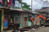 PUPR Palembang bongkar  bangunan liar di aliran drainase